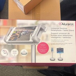 Universal Desktop Smartphone/Tablet Stand - Silver